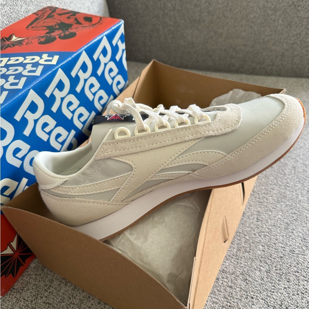 NEW never worn Reebok Classic camargue sneaker